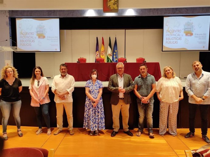 El vicepresidente cuarto de la Diputación de Córdoba, Esteban Morales (cuarto por la dcha.), en la presentación del proyecto 'Bibliotecas en movimiento'.