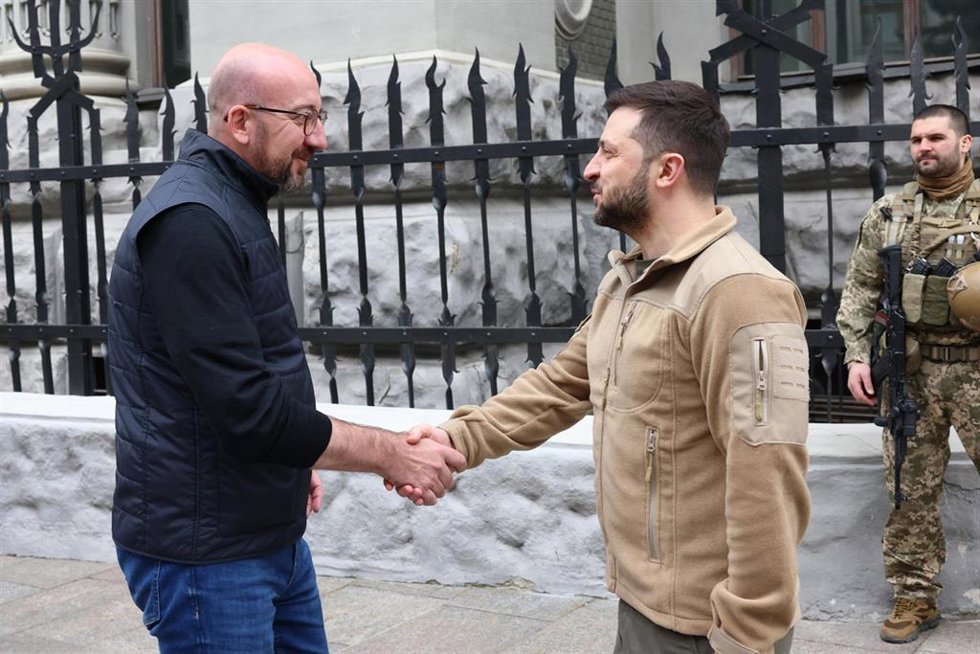 Archivo - El presidente ucraniano, Volodimir Zelenski, y el presidente del Consejo Europeo, Charles Michel.