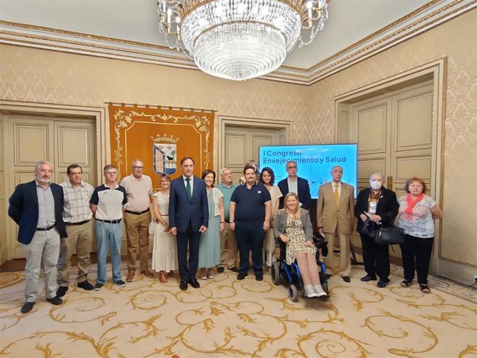 El alcalde de Salamanca, Carlos García Carbayo (centro), junto a organizadores del I Congreso de Envejecimiento y Salud de la Ciudad de Salamanca