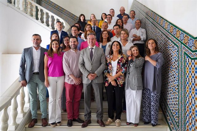 El secretario general del PSOE de Andalucía, Juan Espadas, este miércoles en la foto de familia con los integrantes del Grupo Socialista en el Parlamento de Andalucía.