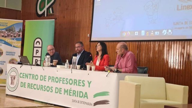La consejera de Educación y Empleo de la Junta de Extremadura, Esther Gutiérrez, entre las autoridades en la clausura de la Escuela Profesional Dual de Empleo 'Barraeca' en Mérida