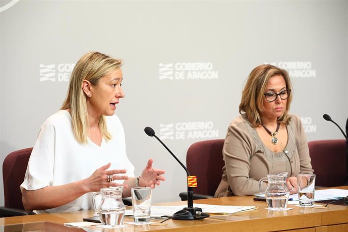 Las consejeras de Economía, Marta Gastón, y Presidencia, Mayte Pérez.