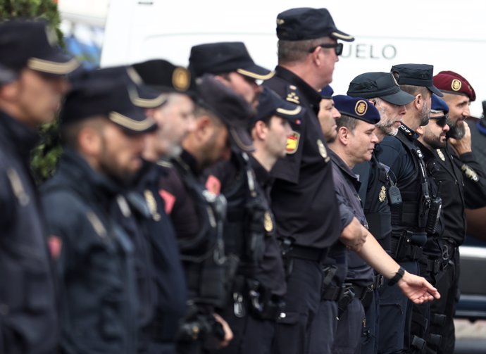 Varios agentes de Policía Nacional desde el CECOR se lleva a cabo el dispositivo de seguridad de la cumbre de la OTAN.