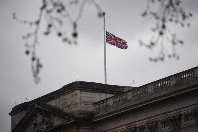 Archivo - 10 April 2021, United Kingdom, London: The Union flag flies at half mast at Buckingham Palace a day after Prince Philip, the Duke of Edinburgh, passed away at the age of 99. Photo: Victoria Jones/PA Wire/dpa