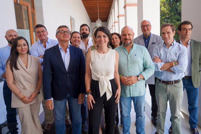 La parlamentaria electa de Vox, Macarena Olona,  con los miembros del grupo parlamentarios tras reunirse con el director de la Oficina Andaluza contra el Fraude y la Corrupción, Ricardo Puyol a 29 de junio del 2022 en Sevilla (Andalucía, España)