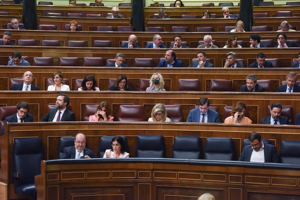 Asistentes a una sesión plenaria, en el Congreso de los Diputados, a 29 de junio de 2022, en Madrid (España). El pleno gira en torno a la celebración de la Cumbre de la OTAN que comienza hoy en Madrid y termina mañana,30 de junio. Asimismo, durante la s
