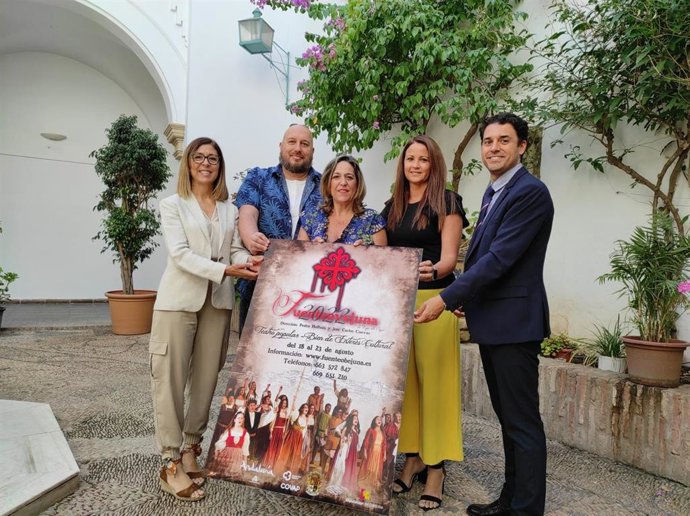 Autoridades en la presentación de la obra 'Fuenteovejuna'.