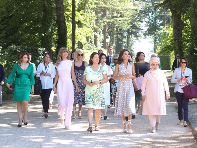 La Reina Letizia y el resto de consortes de los líderes mundiales que están participando en la cumbre de la OTAN, recorriendo los jardines del Palacio Real de la Granja de San Ildefonso