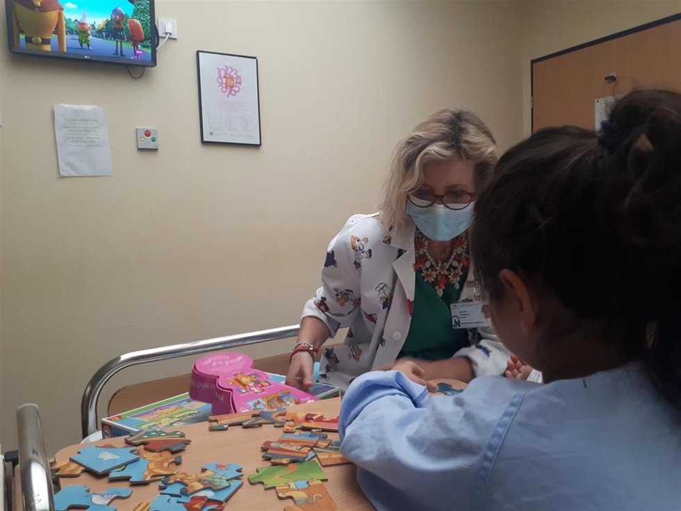 Profesora en clase con un menor hospitalizado