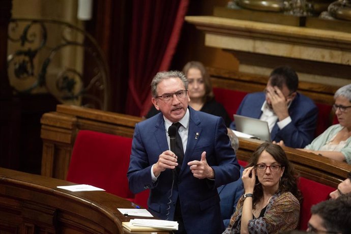 El conseller de Economia, Jaume Giró, interviene durante una sesión plenaria, en el Parlament de Cataluña, a 29 de junio de 2022, en Barcelona, Catalunya (España). El pleno del Parlament, que comenzó ayer 28 de junio, se reanuda hoy para votar el decret