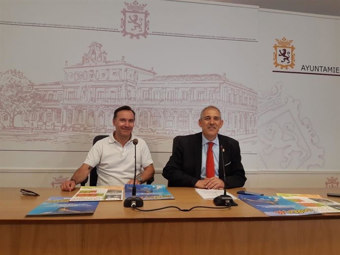 El concejal de Régimen Interior, Movilidad y Deportes, Vicente Canuria, -a la derecha- presenta la programación al aire libre del Ayuntamiento de León.