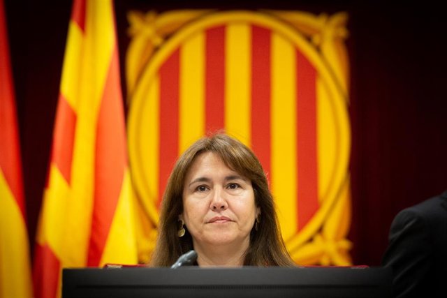La líder de Junts y presidenta del Parlament, Laura Borràs, en una sesión plenaria, en el Parlament de Cataluña, a 8 de junio de 2022, en Barcelona, Catalunya (España). El pleno del Parlament debate y vota la proposición de ley sobre el uso y aprendizaje 