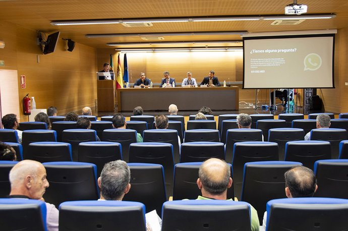 Jornada 'Presente y futuro del comercio ambulante en Extremadura' que tiene lugar en el complejo cultural San Francisco de Cáceres