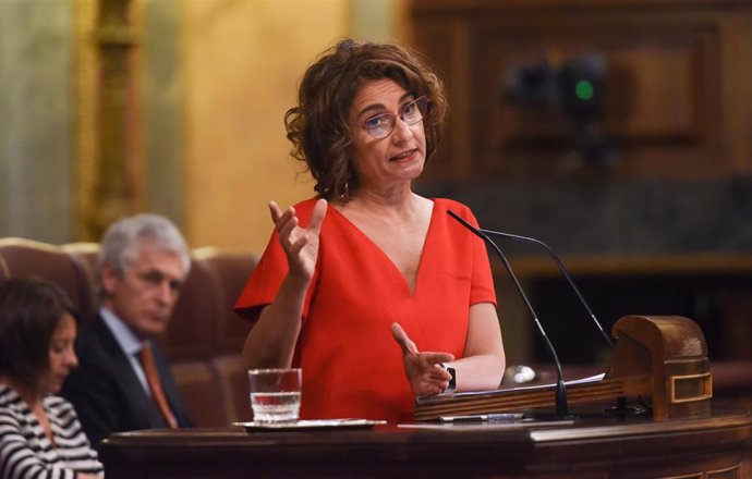 La ministra de Hacienda, María Jesús Montero, interviene en una sesión plenaria, en el Congreso