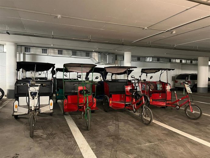 Los bicitaxis incautados por el Ayuntamiento de Barcelona al operar sin licencia.