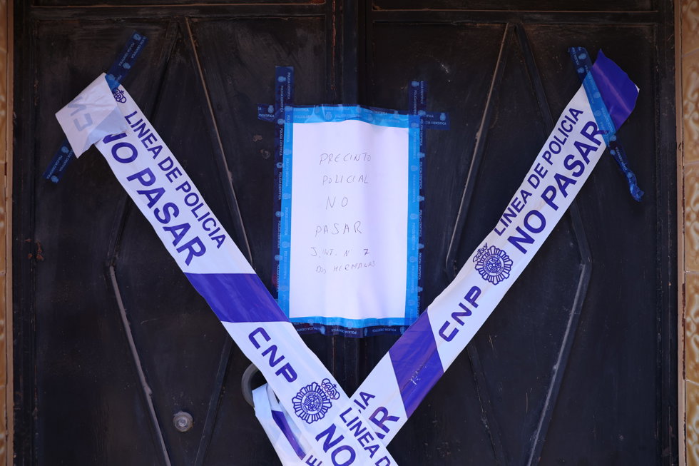 Precinto de la vivienda de Dos Hermanas (Sevilla) tras el hallazgo de dos cadáveres
