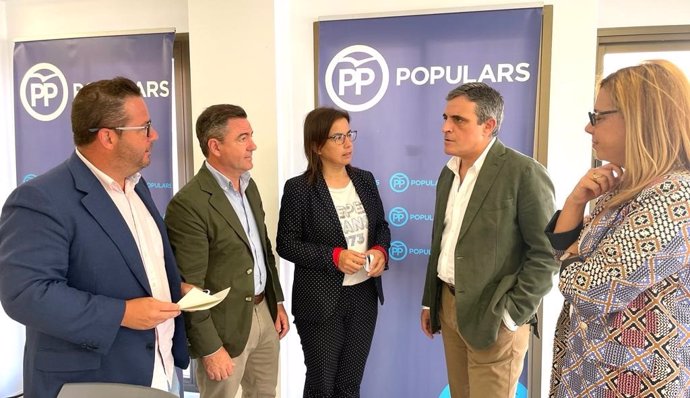 La diputada del PP ana Vázquez junto a responsables del partido en Ibiza