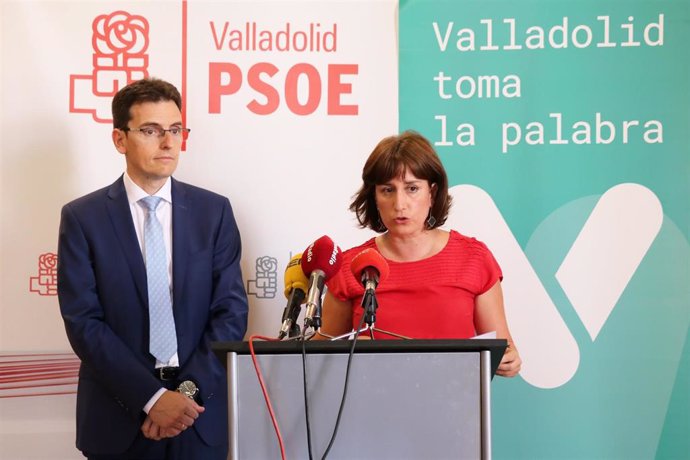 Los portavoces del Grupo Municipal Socialista y de VTLP en el Ayuntamiento de Valladolid, Pedro Herrero y María Sánchez.
