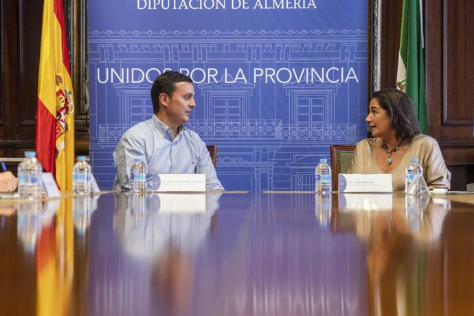 El presidente de la Diputación de Almería y la decana del Colegio de Economistas de Almería, Ana Moreno.