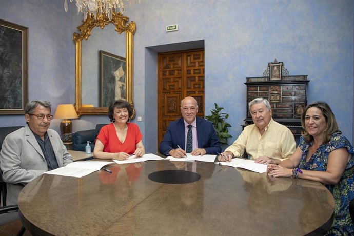 El presidente de la Diputación de Córdoba, Antonio Ruiz, en la firma con las fundaciones Antonio Gala, Vicente Núñez y Manuel Álvarez Ortega.