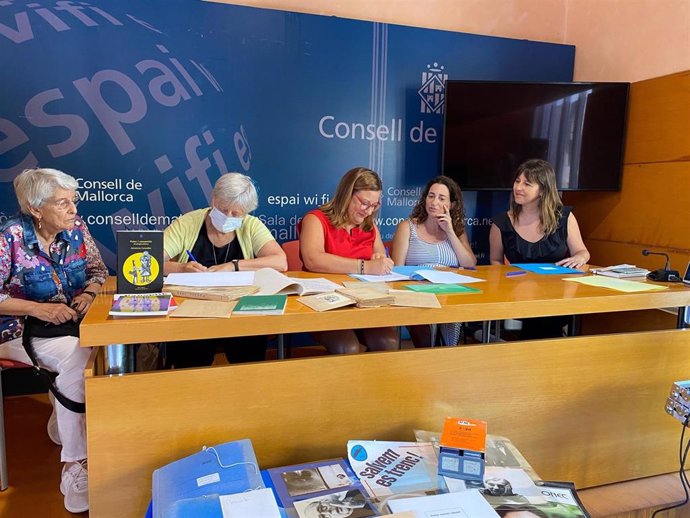 La vicepresidenta del Consell de Mallorca y consellera de Cultura, Patrimonio y Política Lingüística, Bel Busquets, durante la firma de unos convenios de la Fundación Mallorca Literaria.