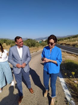 El delegado de Medio Natural y Carreteras de la Diputación de Córdoba, Francisco Palomares, visita la actuación realizada en la CO-8208.