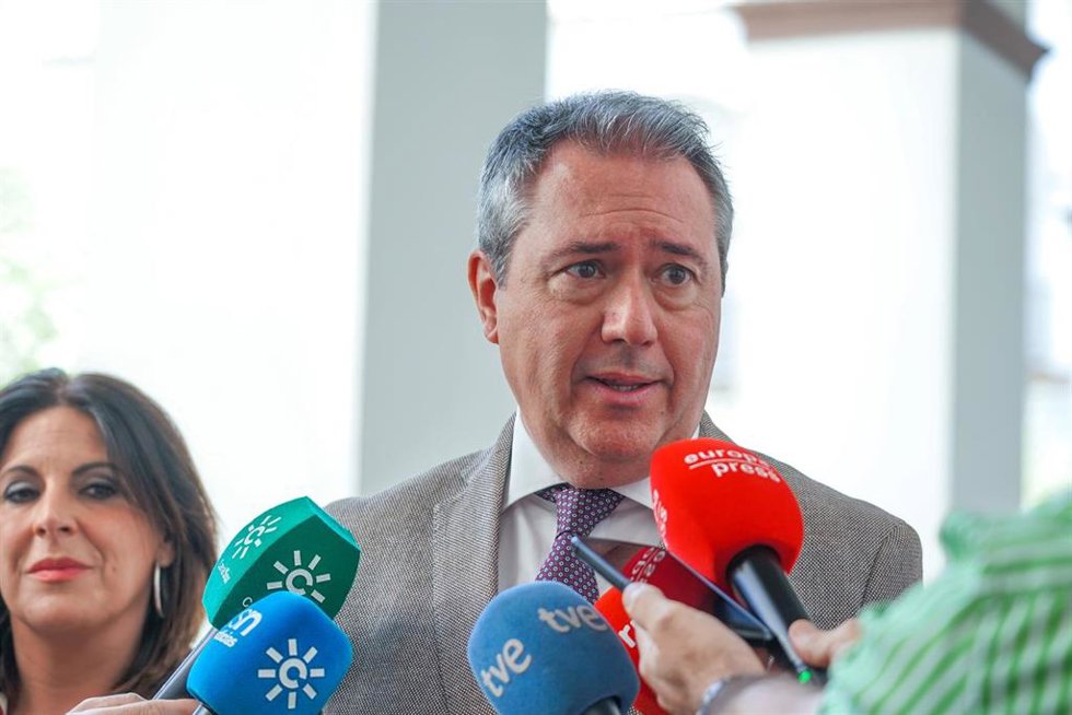 El secretario general del PSOE de Andalucía, Juan Espadas, este miércoles en declaraciones a los medios antes de reunirse con el Grupo Socialista en el Parlamento de Andalucía.