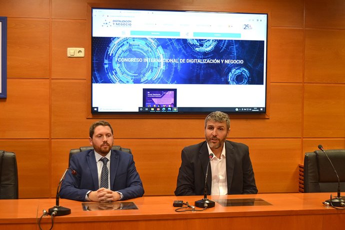El coordinador de la Escuela de Negocios Ávila Business School, Sergio Luis Náñez, y el director de la Escuela de Negocios de la UCAV, Ricardo Reier, hacen balance del I Congreso Internacional sobre Digitalización y Negocio.