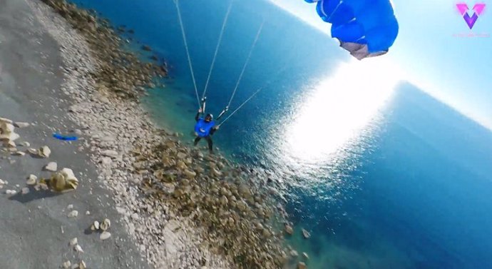 El espectacular salto desde los acantilados de Dover: unas imágenes impresionantes