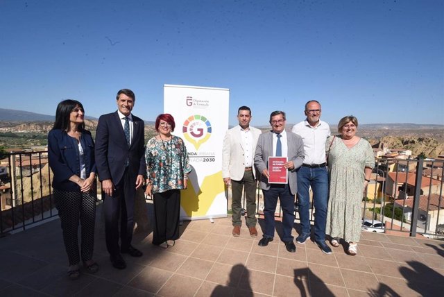 Foto de familia con motivo de la presentación de la la Estrategia Provincial ante el Reto Demográfico y Despoblamiento de Granada