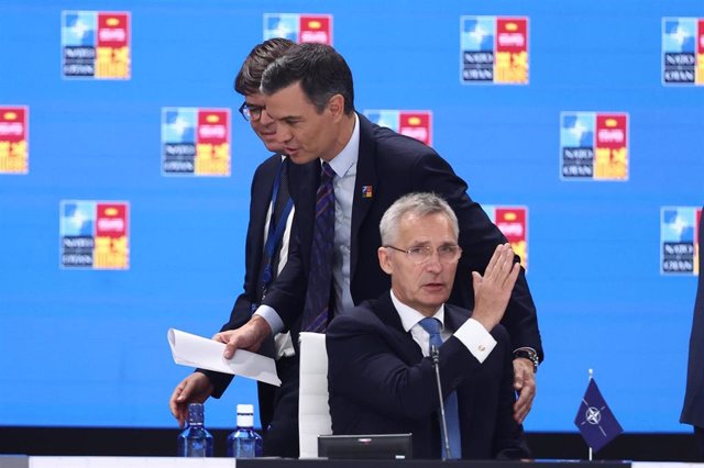 El presidente del Gobierno, Pedro Sánchez (i), pasa por detrás del secretario general de la OTAN, Jens Stoltenberg (d), durante la primera jornada de la Cumbre de la OTAN 2022 en el Recinto Ferial IFEMA MADRID, a 29 de junio de 2022, en Madrid (España).