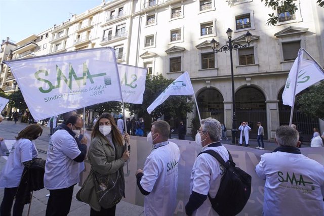 Archivo - Varios sanitarios durante la concentración del Sindicato Andaluz de Salud frente al Servicio Andaluz de Salud, a 14 de febrero de 2022 en Sevilla (Andalucía, España)