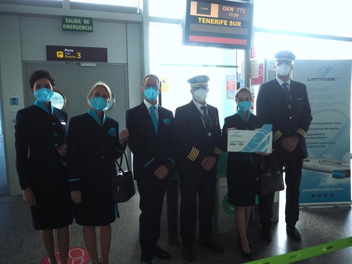 Archivo - Personal de Lattitude Hub en el primer vuelo Vigo-Tenerife Sur.