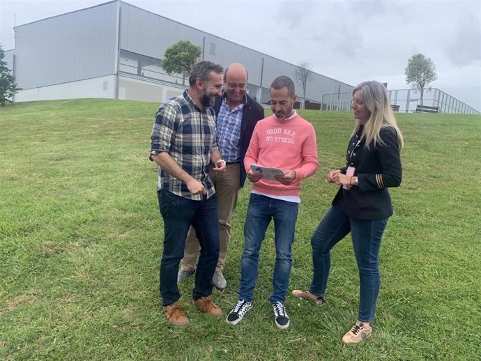 El alcalde de Siero, Ángel García, en el centro