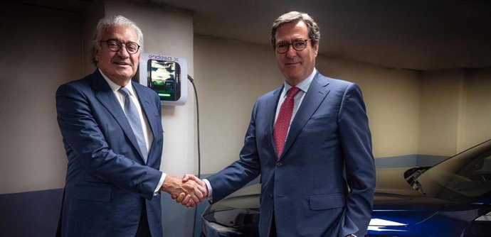 El consejero delegado de Endesa, José Bogas (i), y el presidente de la CEOE (d), Antonio Garamendi, en la firma del acuerdo.