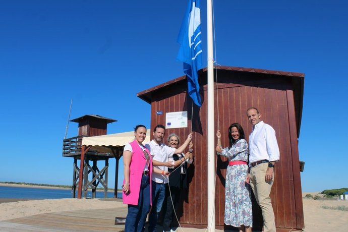 La Bandera Azul ya ondea en las playas del Caño de la Culata y San Miguel de Cartaya.