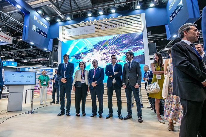 Raúl Medina a la derecha en el stand de Enaire en el World ATM Congress de Madrid