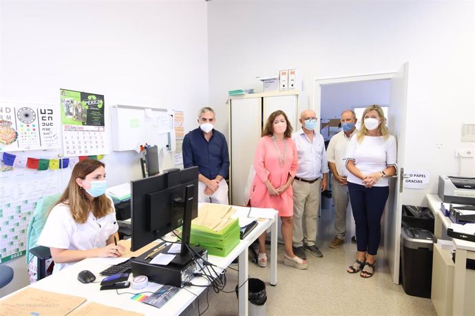 La consellera de Salud, Patricia Gómez, durante la visita este miércoles con la presidenta del Govern, Francina Armengol.