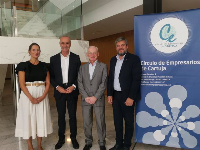 El alcalde de Sevilla, Antonio Muñoz (segundo por la derecha), en la asamblea del Círculo de Empresarios de Cartuja.