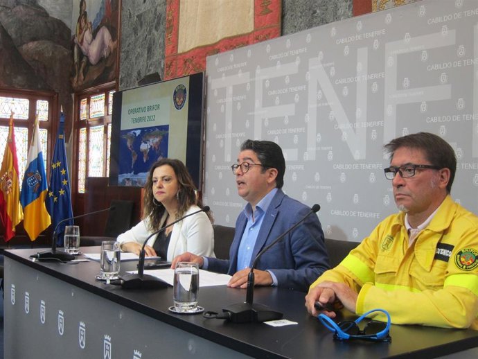 La consejera de Medio Ambiente del Cabildo de Tenerife, Isabel García, el presidente, Pedro Martín y el jefe de incendios forestales, José María Sánchez Linaje, en la presentación de la campaña contra incendios