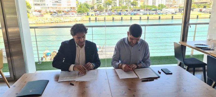 El secretario autonómico de Turisme, Francesc Colomer, firma el convenio de colaboración con el alcalde de Gandia, José Manuel Prieto