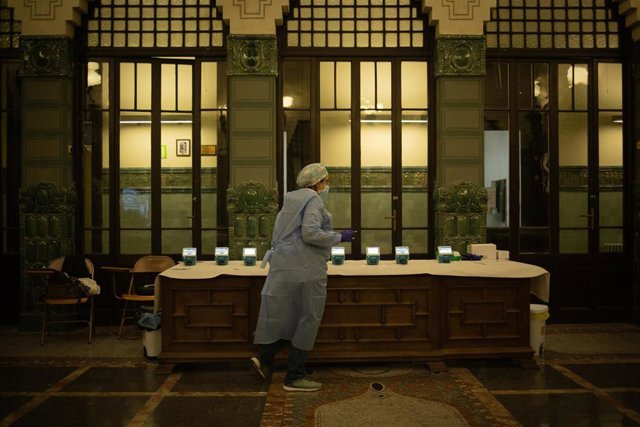 Archivo - Una trabajadora sanitaria se prepara para realizar tests rápido de antígenos en el Conservatorio Municipal de Música, en Barcelona, Catalunya (España), a 11 de noviembre de 2020. 