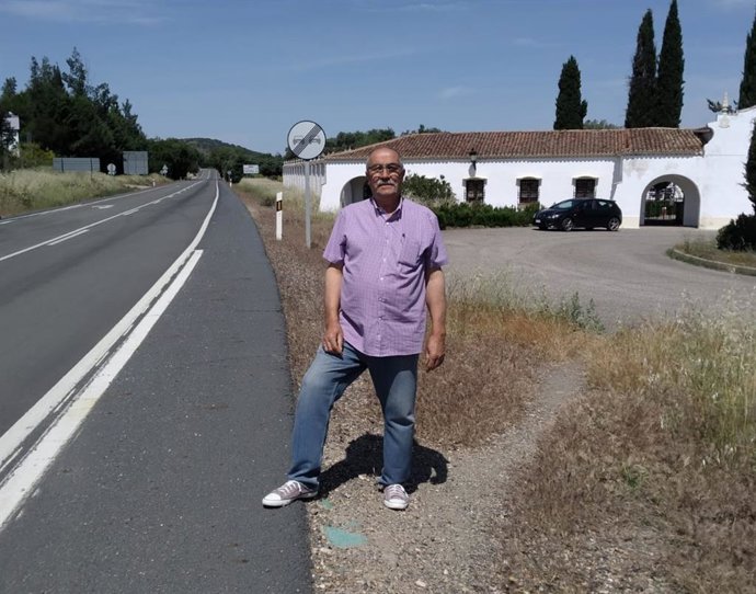Paulino Sosa, portavoz del grupo municipal de Cs en el Ayuntamiento de Aroche, ante el cementerio municipal.