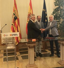 El presidente del Gobierno de Aragón, Javier Lambán preside el acto de la firma del convenio entre el consejero de Agricultura, Ganadería y Medio Ambiente, Joaquín Olona, y el presidente de la Comunidad de Regantes Montesnegros, Carlos Villuendas.