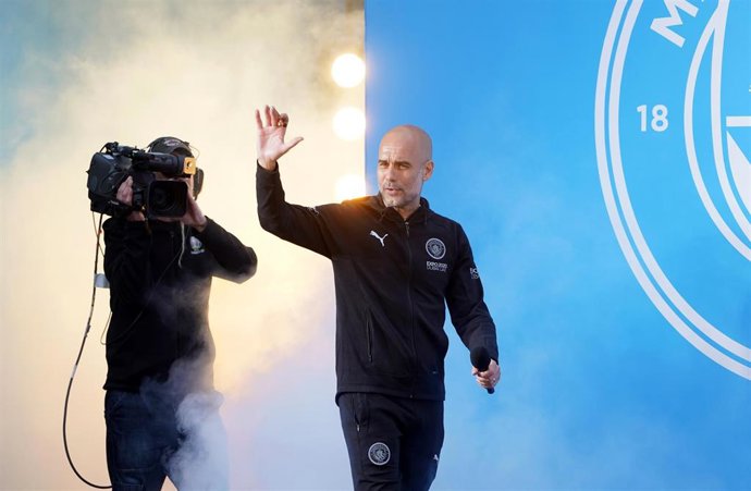 Archivo - Pep Guardiola saluda a los aficionados del Manchester City