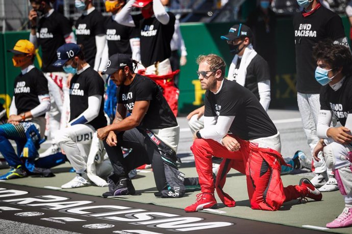 Archivo - Lewis Hamilton arrodillado junto al resto de la parrilla del Mundial en protesta contra el racismo 