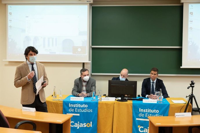 Archivo - Imagen de archivo de una jornada organizada sobre la Ley de la Cadena Agroalimentaria en el Instituto de Estudios Cajasol.