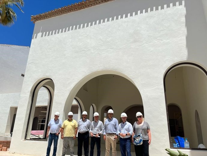 Técnicos y concejales visitan el antiguo hotel Byblos para supervisar las obras en su recta final