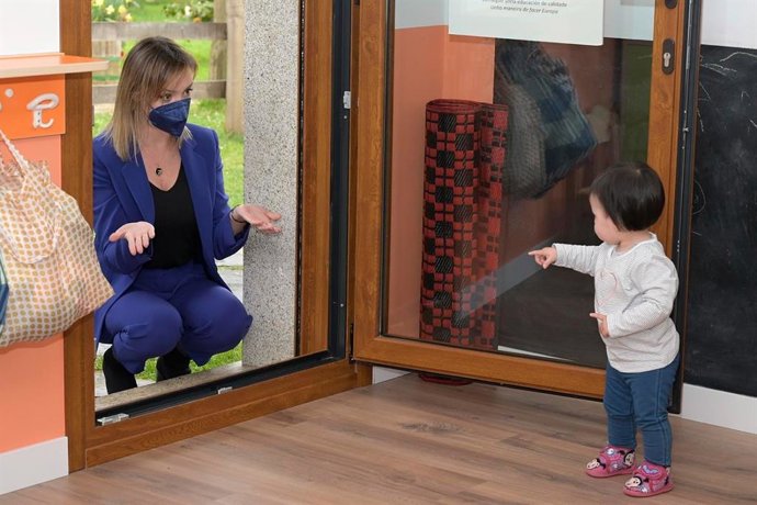 Archivo - Fabiola García durante una visita a una casa nido. Foto de archivo.