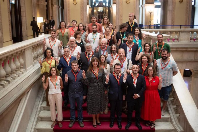 Participantes en la asamblea constituyente de la Asociación Nacional Parlamentaria Escolta de Catalunya (Anpec) del Parlament, con su presidenta, Laura Borrs, y el presidente de la Generalitat, Pere Aragons.